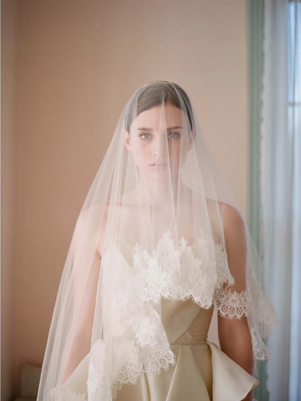 Elegant White Lace-Trim Bridal Veil